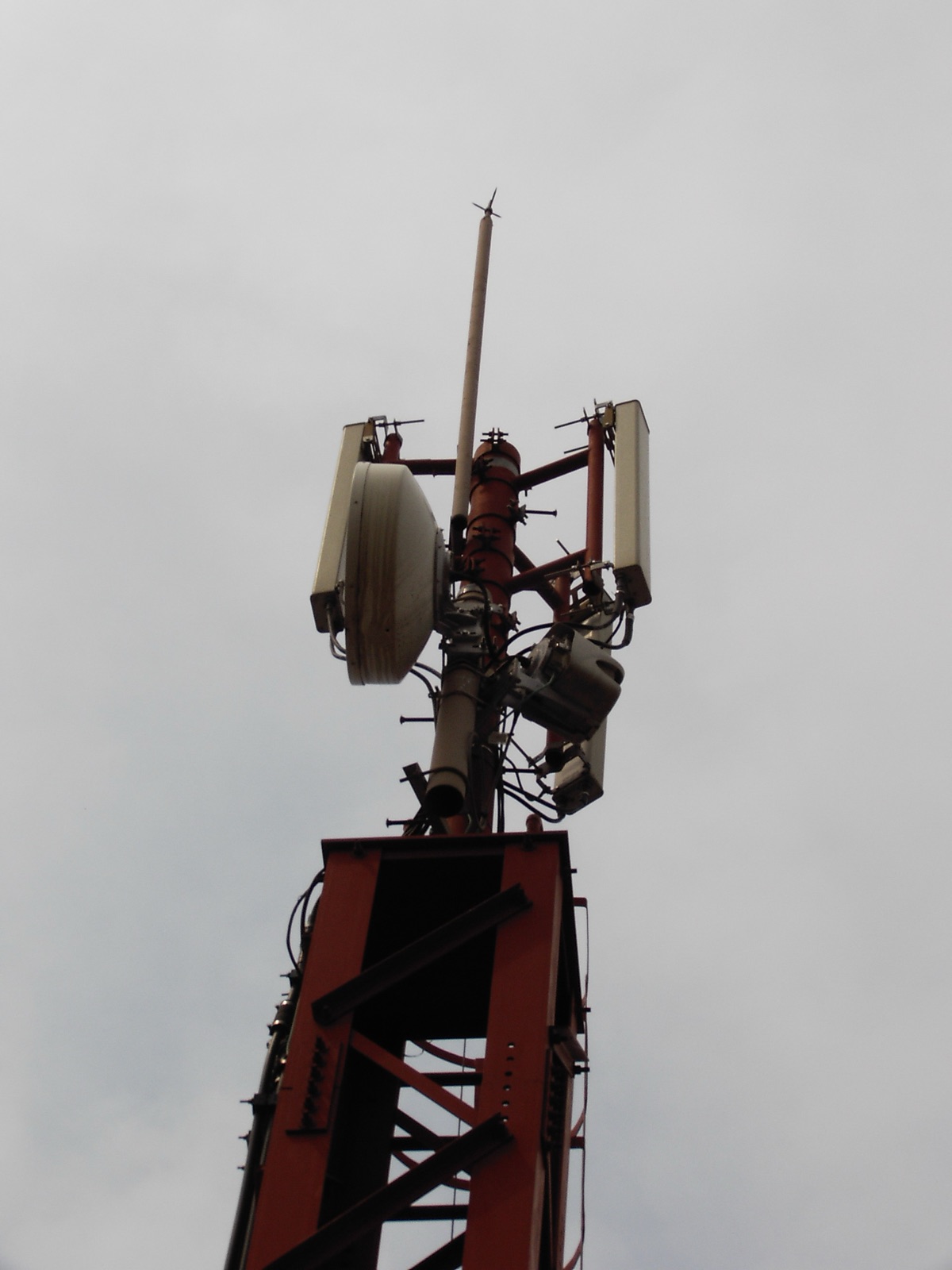 Antena de telefonía móvil sobre los edificios de Ciudad de México