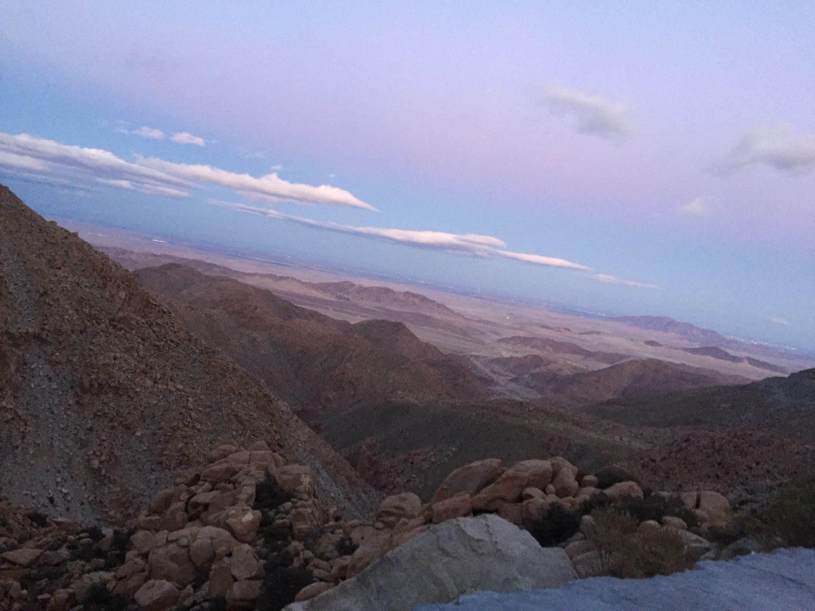 Carretera entre Mexicali y Tijuana con paisaje montañoso